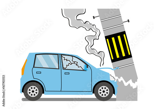 電柱に衝突した自動車