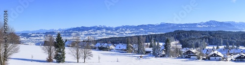 verschneite Ortschaft am bayrischen Alpenrand