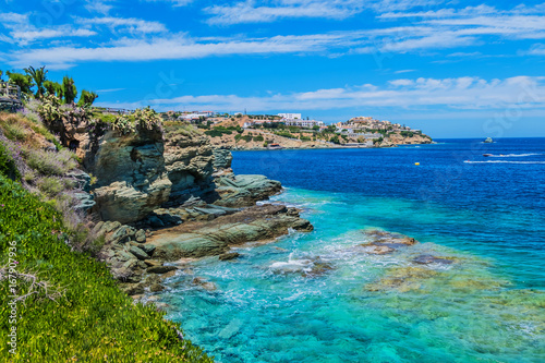 Widoki piękna natura brzeg i zatoki zatoka Agia Pelagia blisko Heraklion, Crete, Grecja.