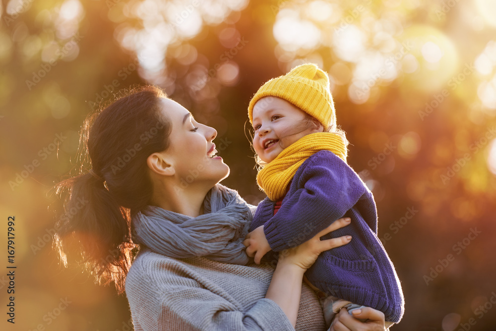 Obraz premium family on autumn walk