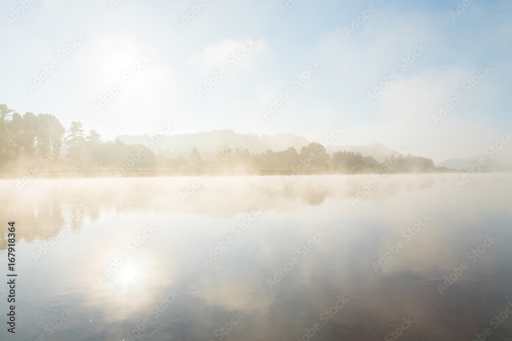 Fototapeta premium Morgendämmerung mit Nebel am Fluss