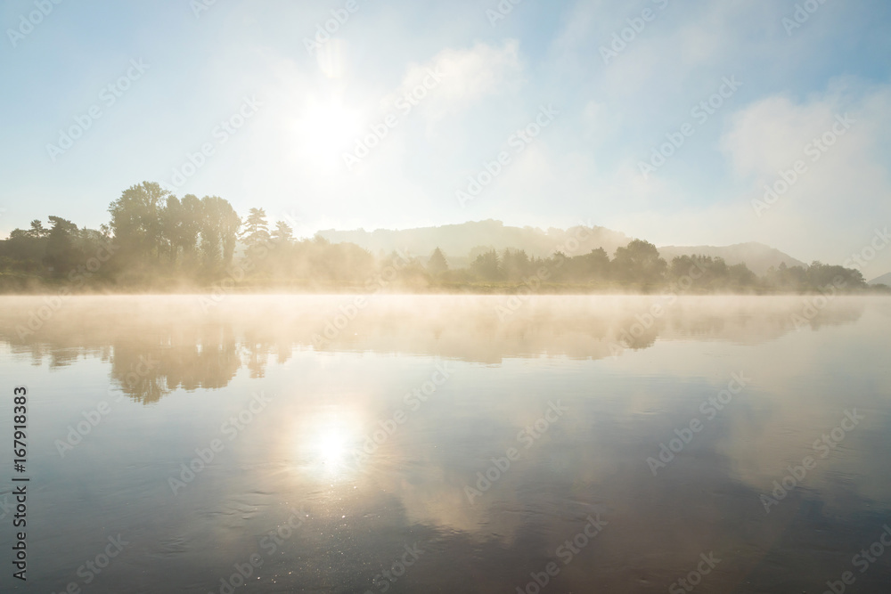 Morgendämmerung mit Nebel am Fluss Morgendämmerung mit Nebel am Fluss