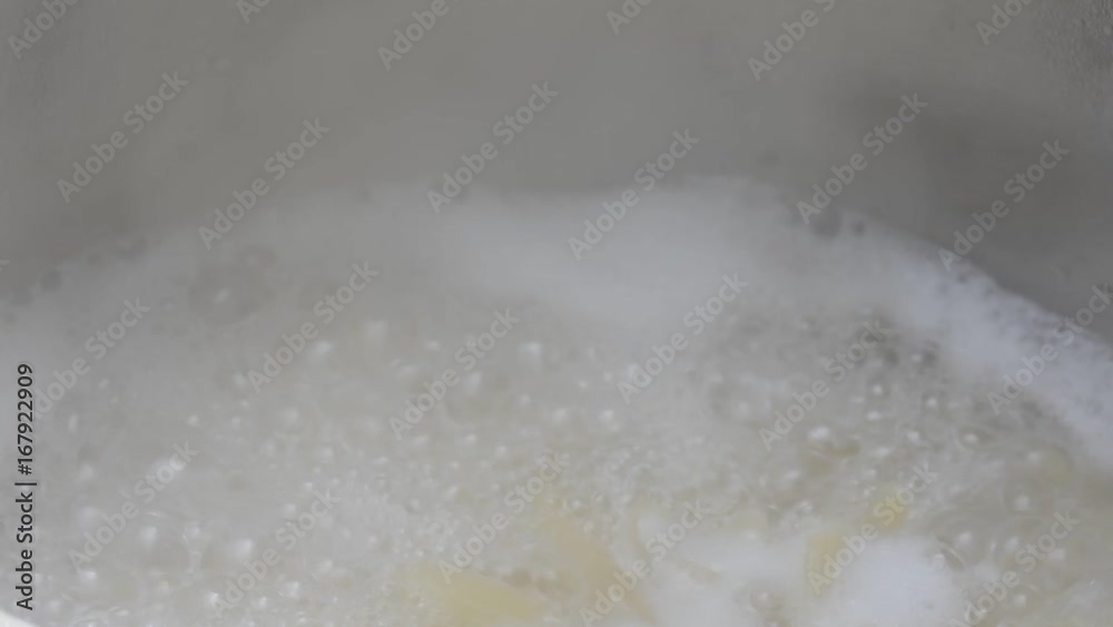 Kochendes,dampfendes Wasser mit Nudeln