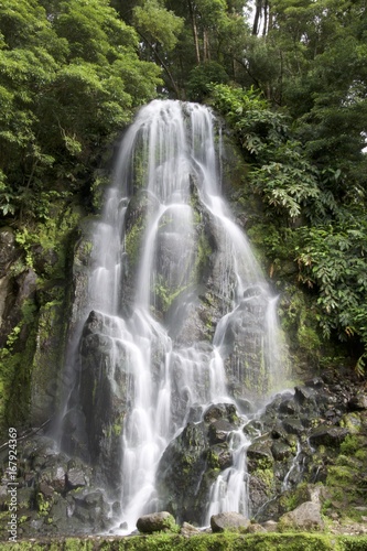 Fototapeta Naklejka Na Ścianę i Meble -  Chutes d'eau sur l'île de Sao Miguel (Açores)