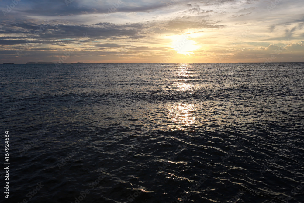 Obraz premium Sunset on sea in Thailand.