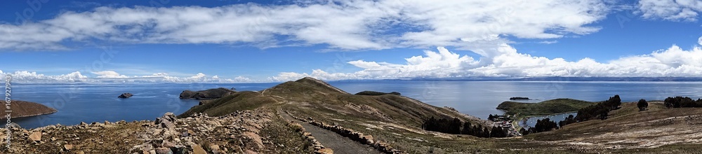 Panorama sur le lac Titicaca