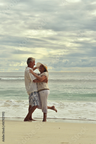 couple  dancing  on  tropical beach