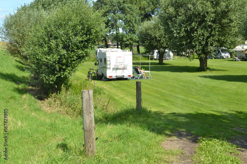 camper op een boerencamping in de Kop van Overijssel