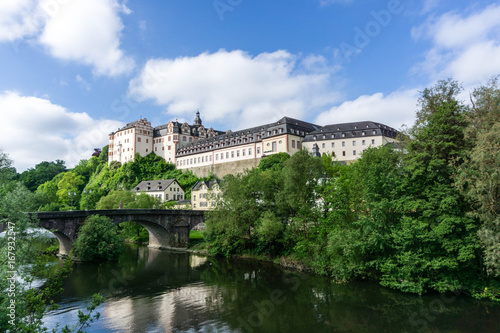 Schloss Weilburg in Hessen bei blauen Himmel wolken wolke © oxie99
