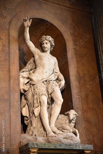 Statue de saint Jean-Baptiste à l'église Saint-Sulpice à Paris, France