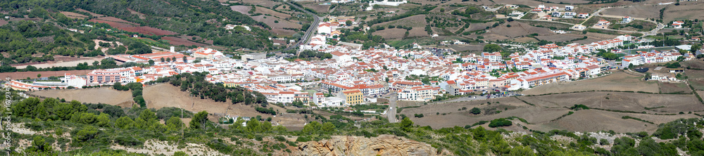 Panorama der Kleinstadt Es Mercadal auf Menorca im Sommer