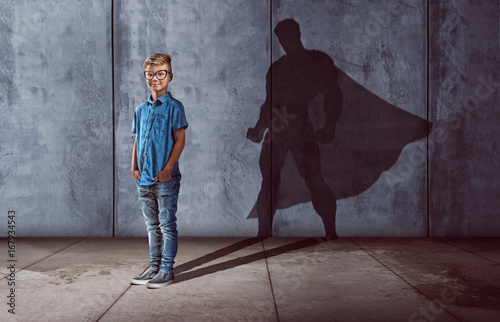 Kind mit Superhelden-Schatten