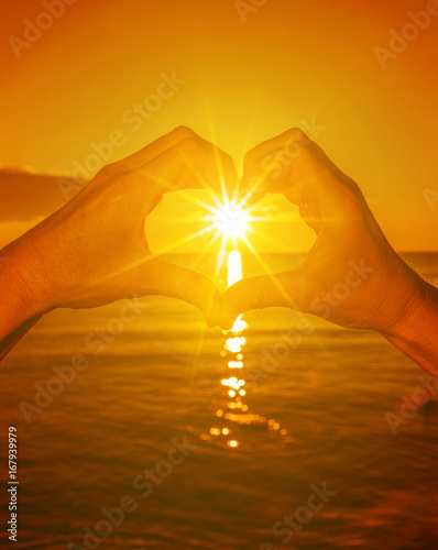 Herzhand bei Sonnenuntergagn
