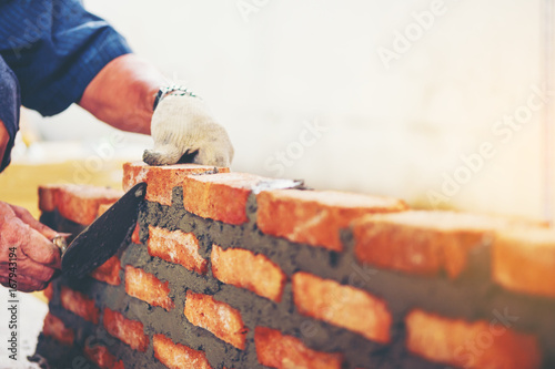Foto Old man Hand white-wash cement built wall brick new house, Bricklayer worker ins
