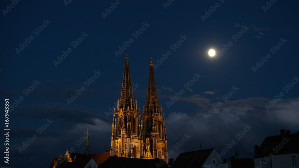 Fototapeta premium Regensburg chathedral at full moon