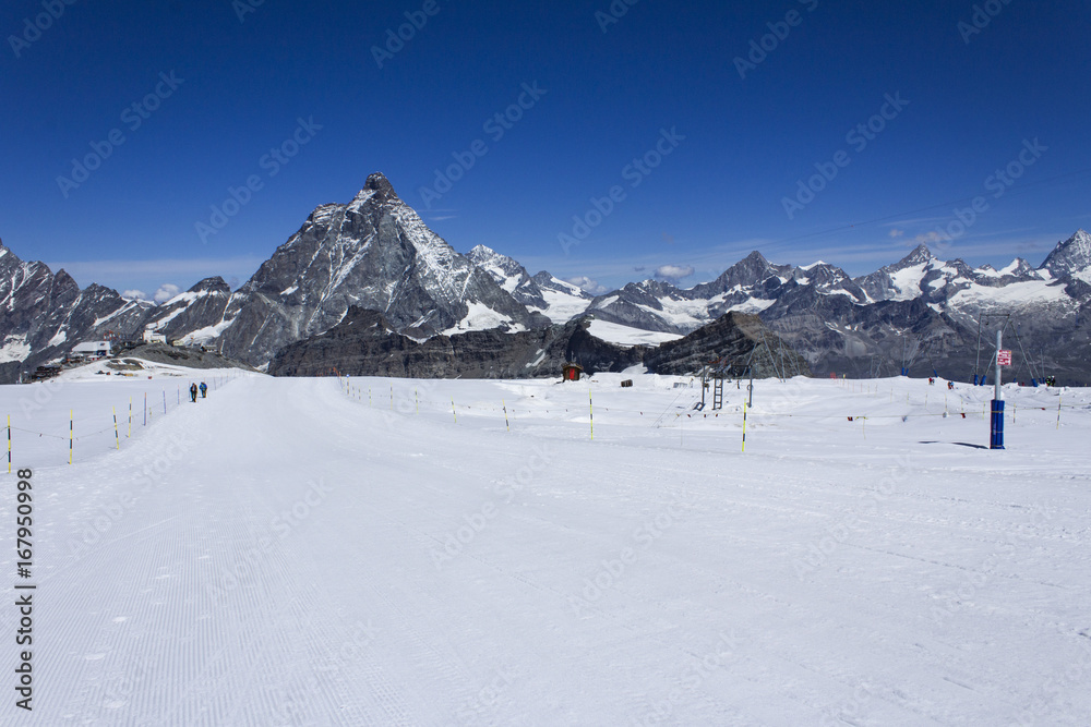 Obraz premium Skiing opposite Matterhorn