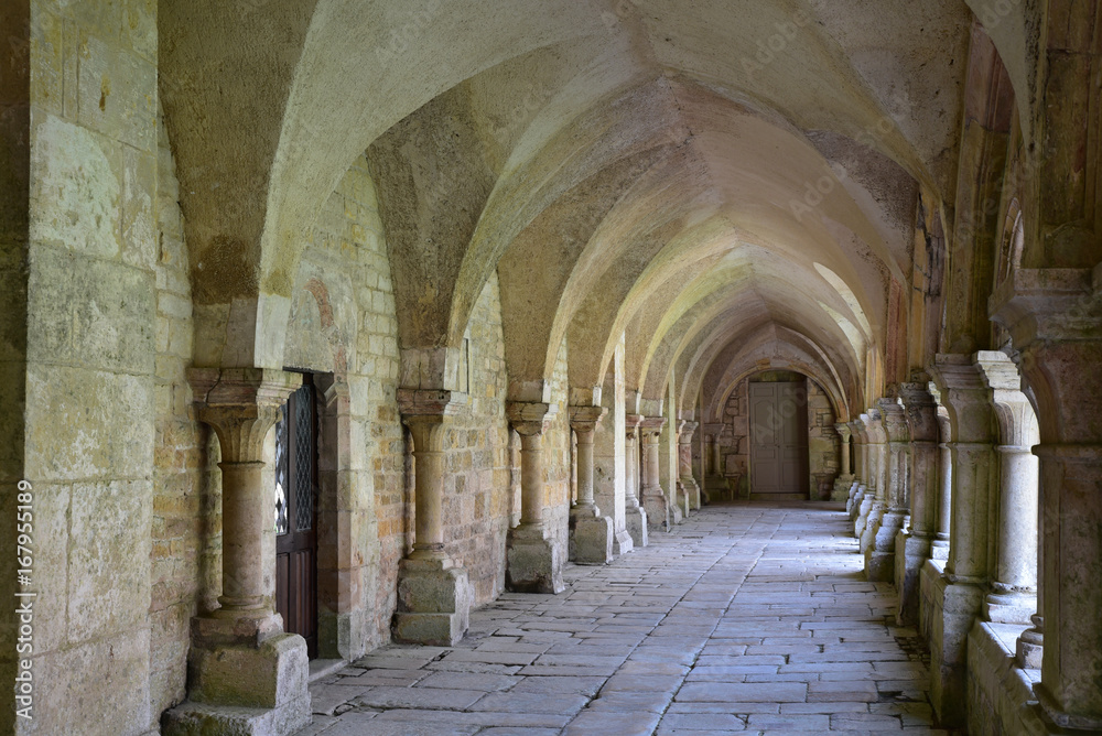 Obraz premium Cloître de l'abbaye royale cistercienne de Fontenay en Bourgogne, France