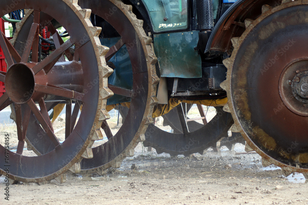 Tractor en plantación de arroz en el Delta del Ebro, Cataluña (España)