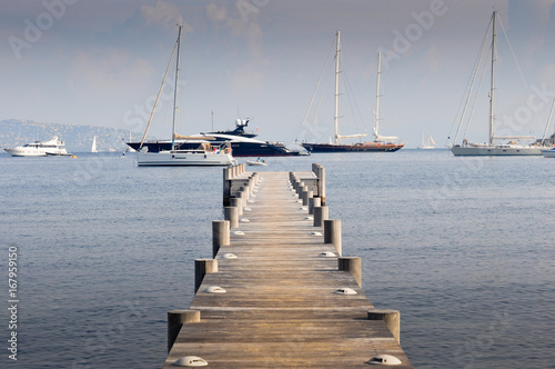 a dock to the sea © Thierry