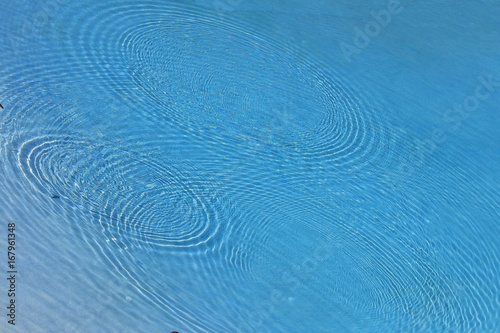 Cercles dans l'eau après passage des hirondelles