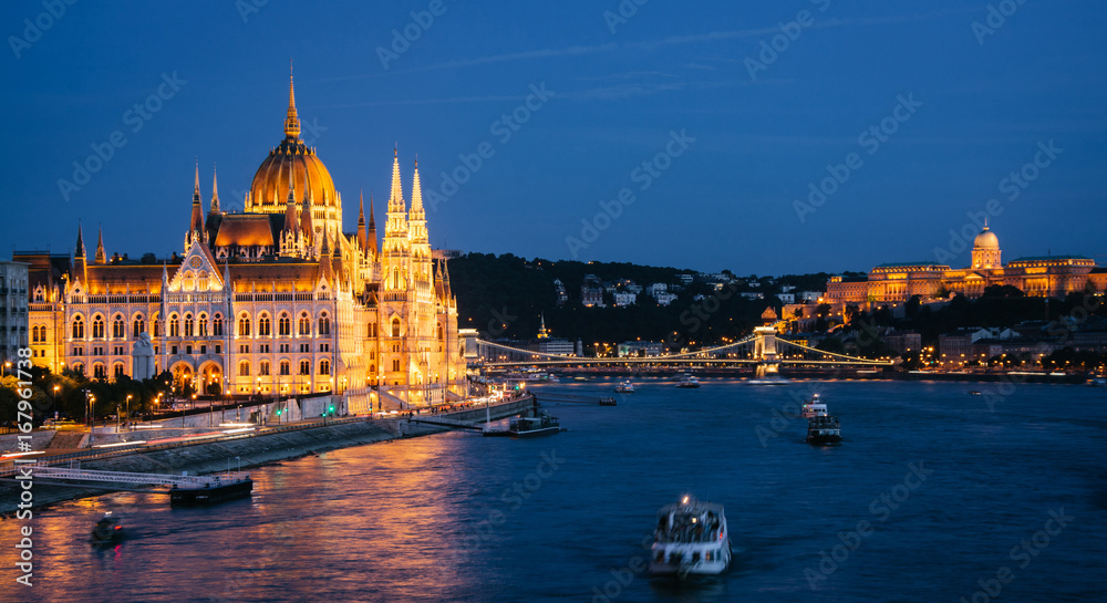 Obraz premium Budynek Parlamentu w Budapeszcie, wgląd nocy