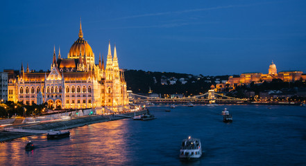 Acrylglasbilder Budapest Parlament Budapest bei Nacht beleuchtet  © disq