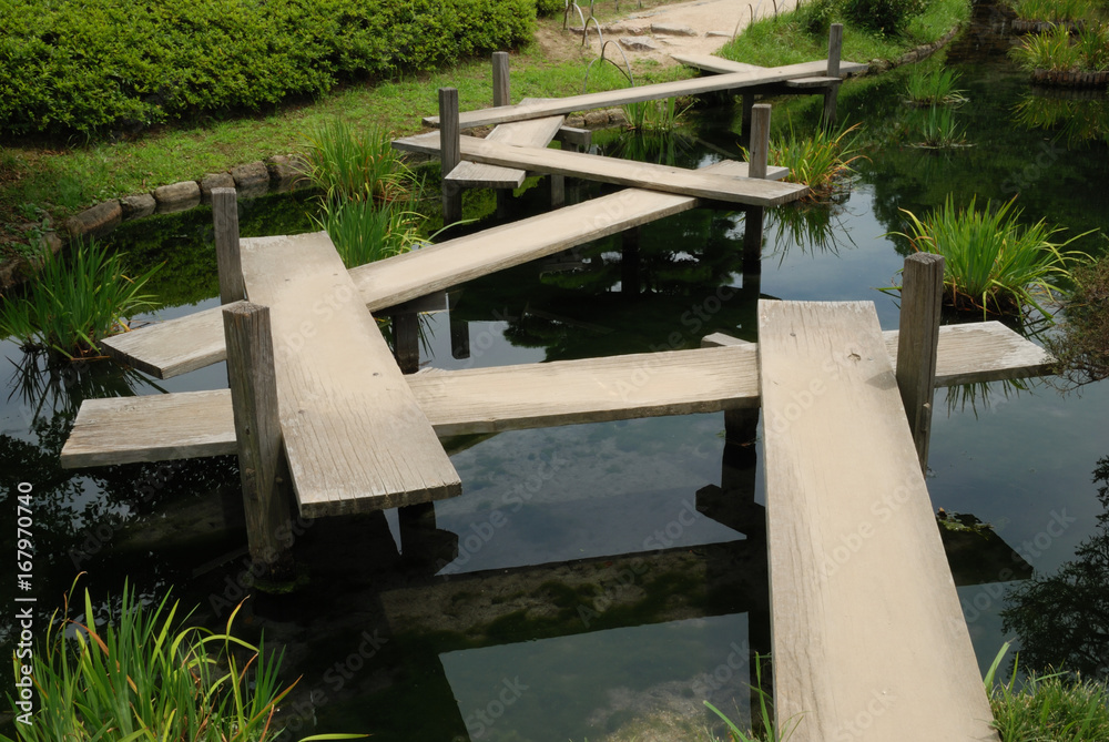 Fototapeta premium Most wykonany z desek drewnianych w ogrodzie japońskim