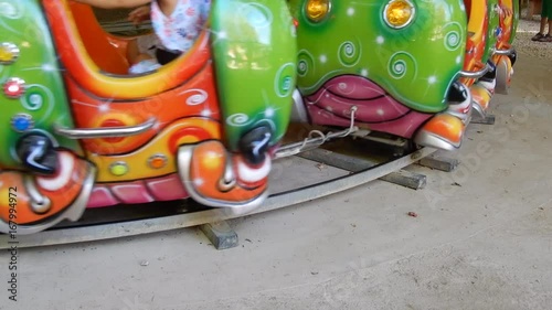 Chenille pour enfant dans un parc d'attraction