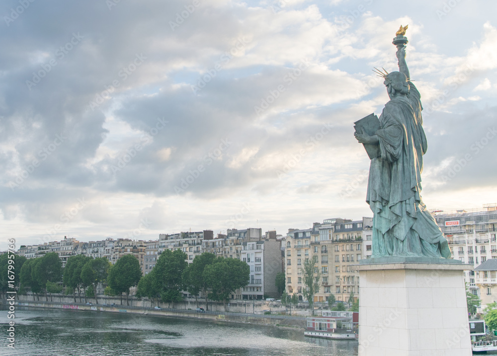 Obraz premium Statue of Liberty in Paris, France