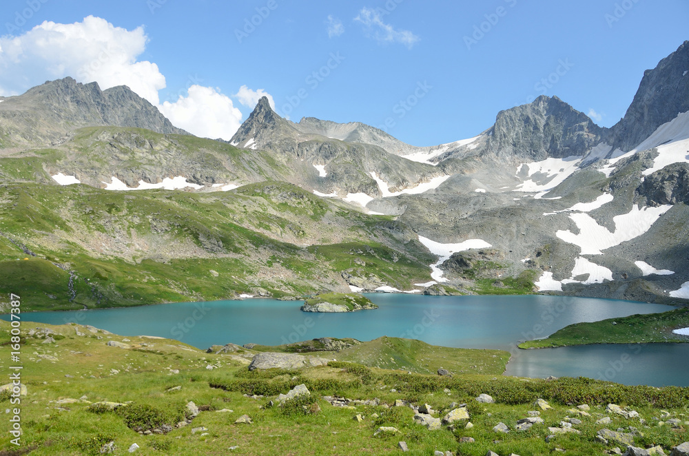 Россия, Кавказ, высокогорное Имеретинское озеро в августе