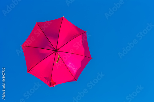  parasol rose sur fond de ciel bleu 