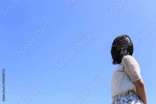 空を見上げる女性