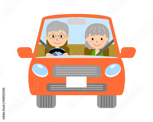 自動車を運転するシニア夫婦
