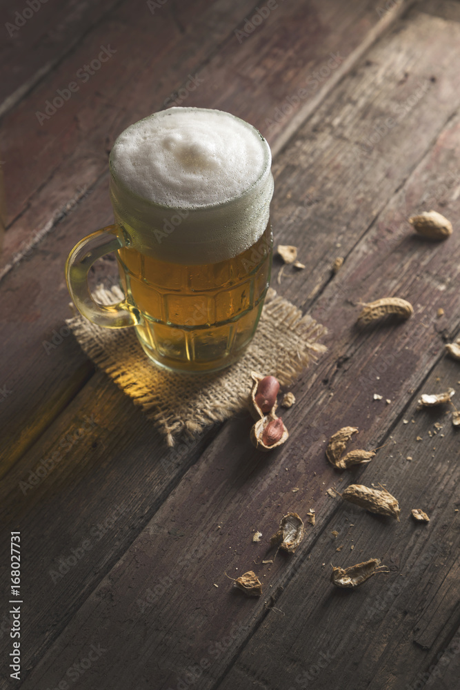 Peanuts and cold beer - obrazy, fototapety, plakaty 