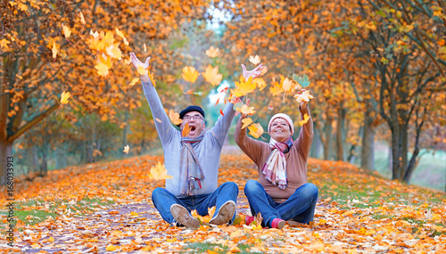 Seniorenpaar voller Freude im Herbst