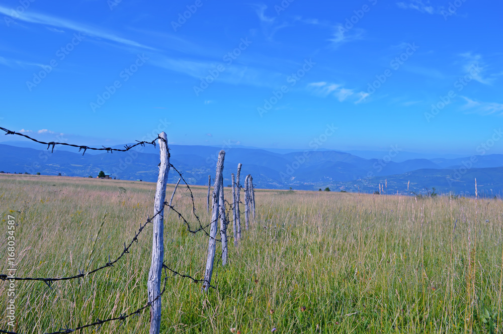 Obraz premium Natural mountain landscape with sky and grass