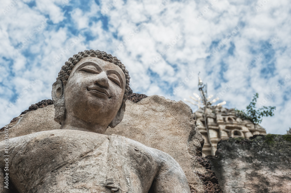 Obraz premium Serene walking Buddha image in Sisatchanalai, Sukhothai