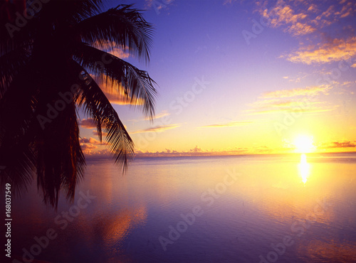 Fototapeta Naklejka Na Ścianę i Meble -  French Polynesia: Sunset on Bora Bora Island | Sonnenuntergang auf Bora Bora