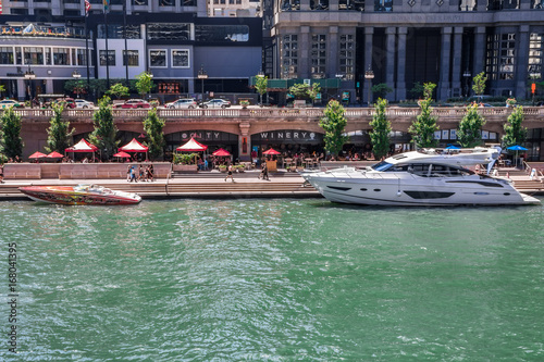 Motorboot und Yacht ankern an Riverwalk, Chicago River
