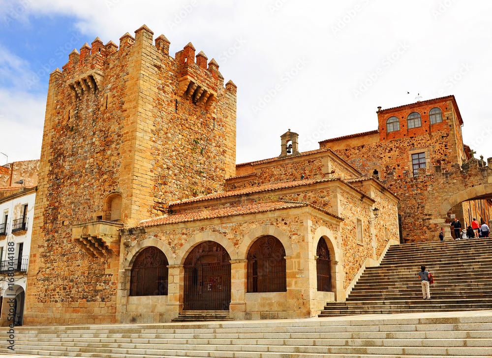 Torre de Bujaco y ermita de la Paz en la Plaza Mayor de Cáceres, España