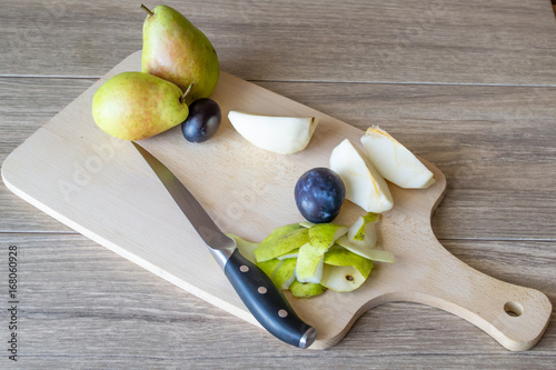 Deska z owocami i nożem