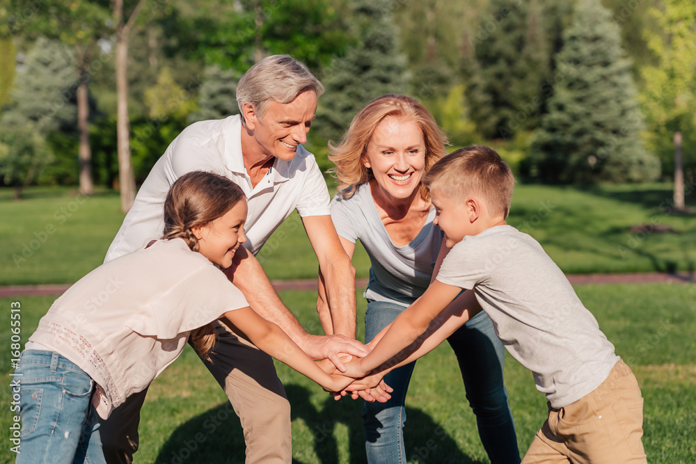 Fototapeta premium family holding hands