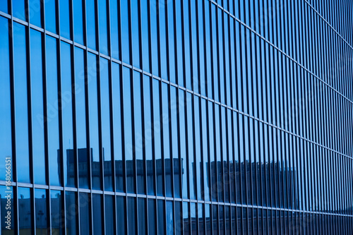 grattacieli moderni e futuristici a cielo aperto in vetro blu 