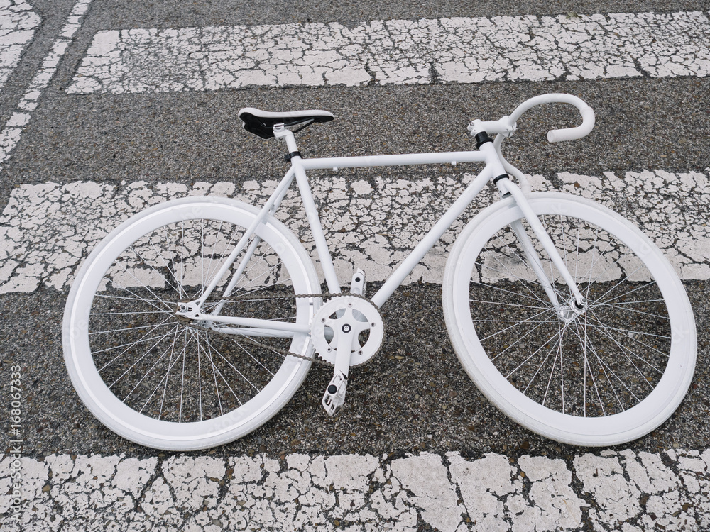 Obraz premium White bicycle in the soil of asphalt