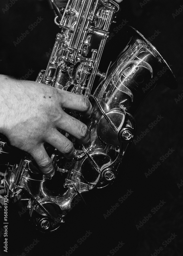 Obraz premium the man's hand in a shiny, beautiful saksafonu