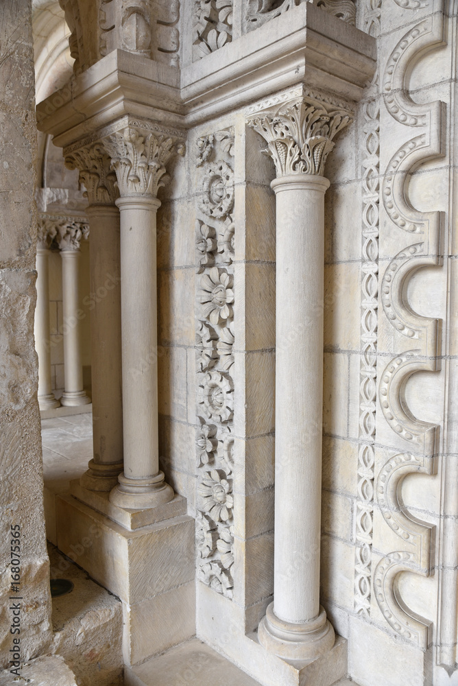 Colonnes de l'abbaye Saint Germain d'Auxerre en Bourgogne, France Colonnes de l'abbaye Saint Germain d'Auxerre en Bourgogne, France