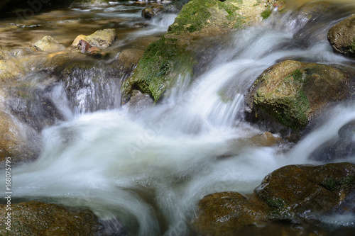 Wasser   ber stein im Bach