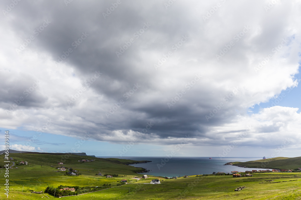 Fototapeta premium イギリス最北端 シェットランド諸島の典型的な風景 landscape of Shetland Island UK
