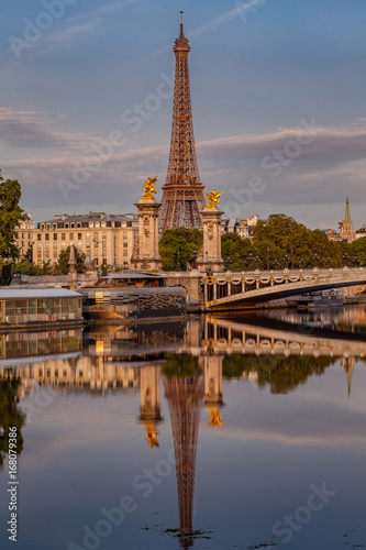 Reflet de la tour Eiffel