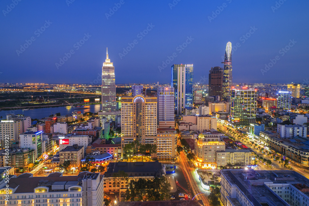 Fototapeta premium SAIGON, WIETNAM - 08 kwietnia 2016 - Impresyjny krajobraz miasta Ho Chi Minh nocą